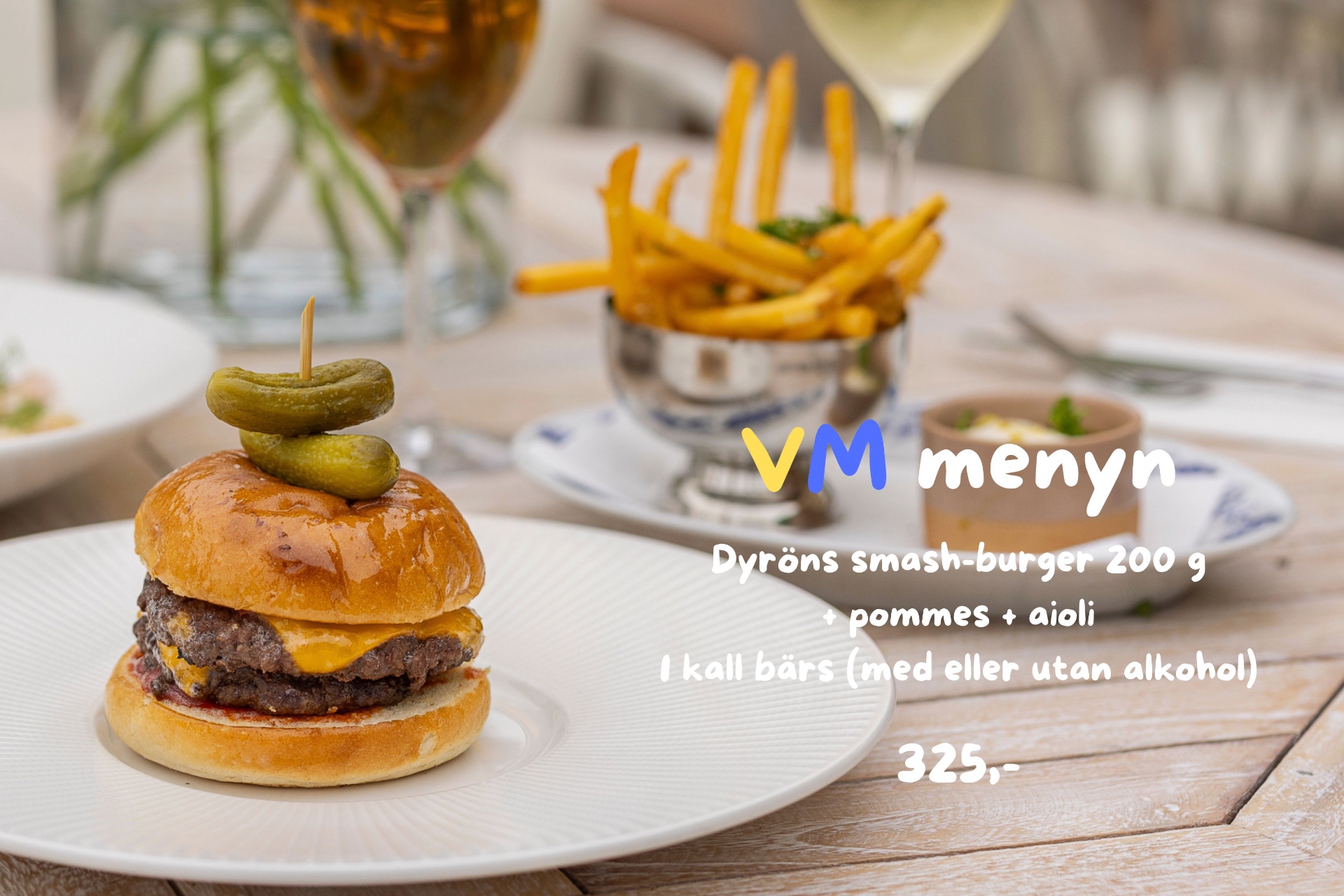 VM-menyn: Dyröns smash-burgare med pommes, aioli och kall bärs - 325 kr