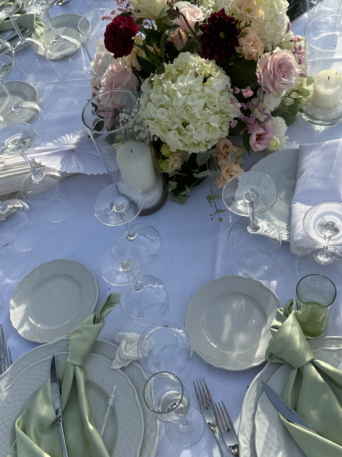 Sommardukning utomhus med hortensia och rosor