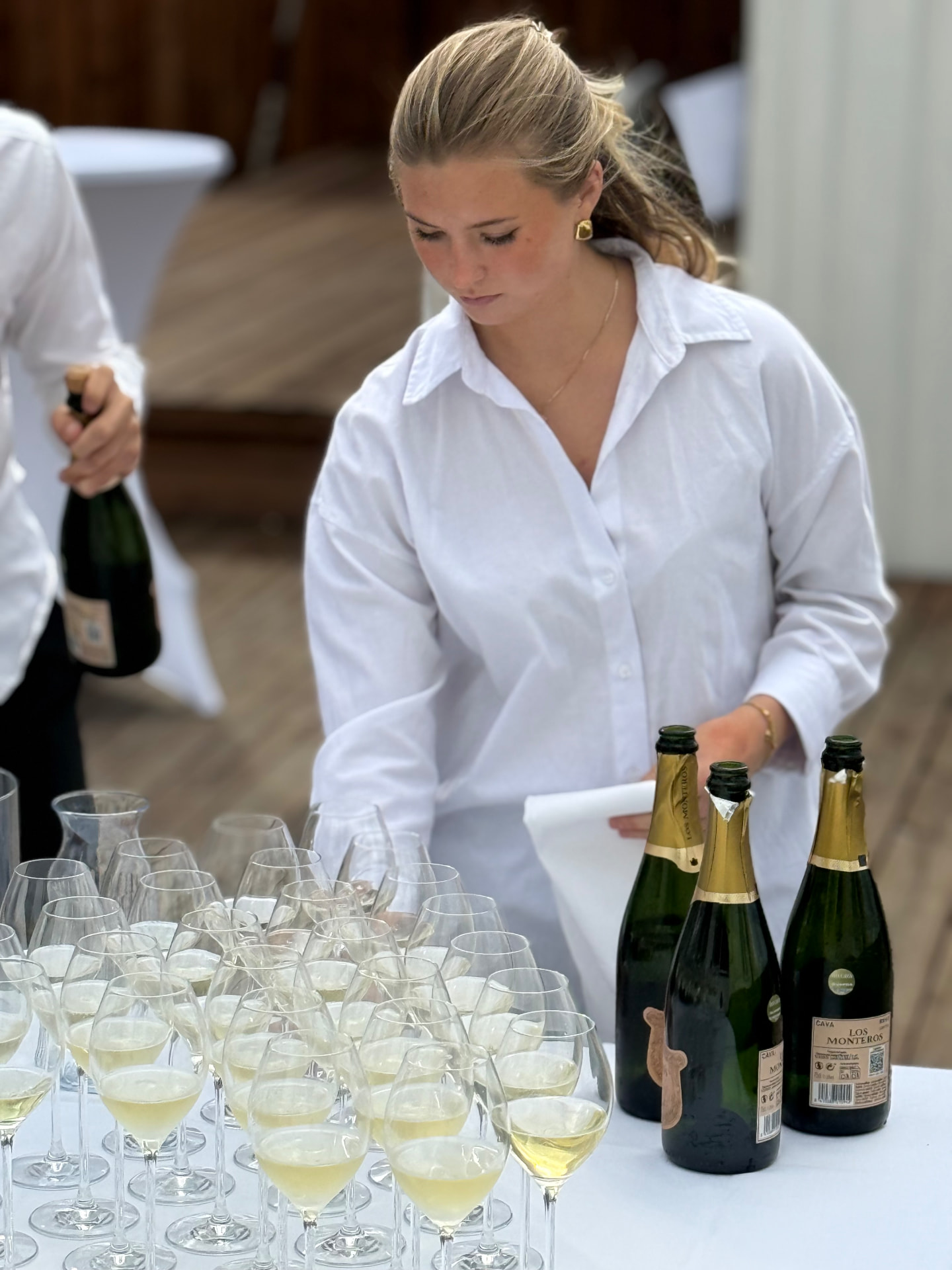 Bubbel serveras till bröllopsgästerna