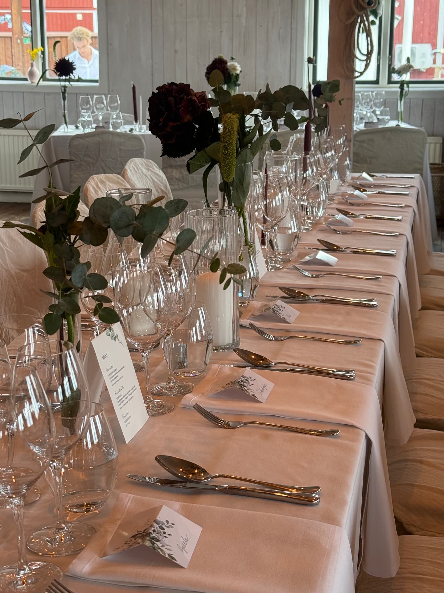 Dukat långbord med blommor och meny