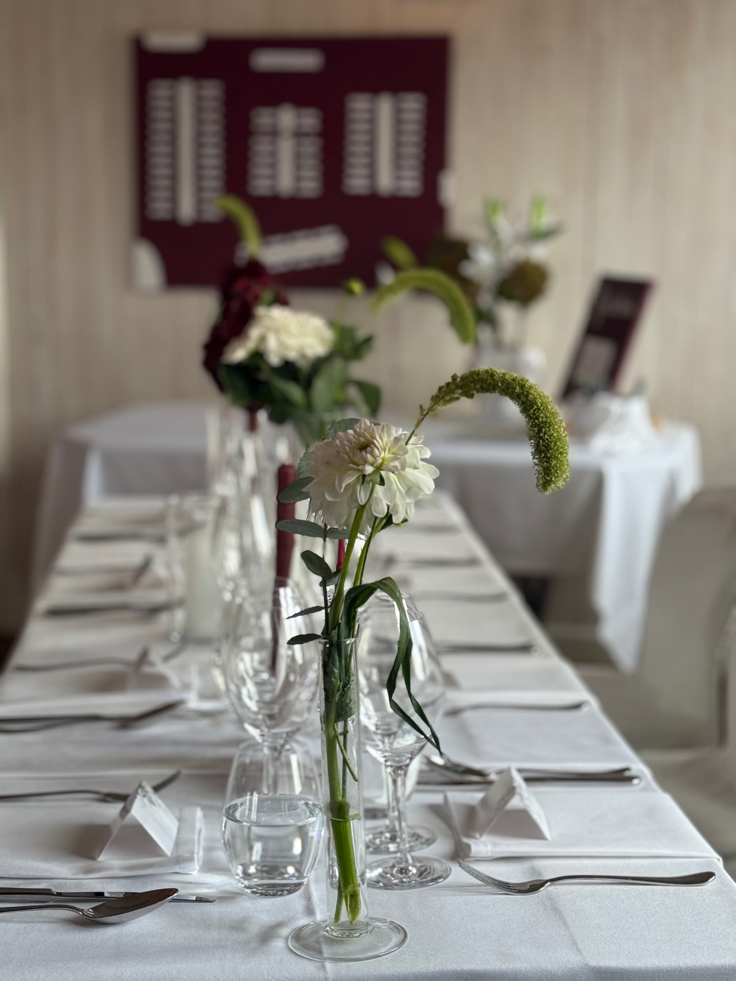 Blomsterdekoration på vitt dukat bord