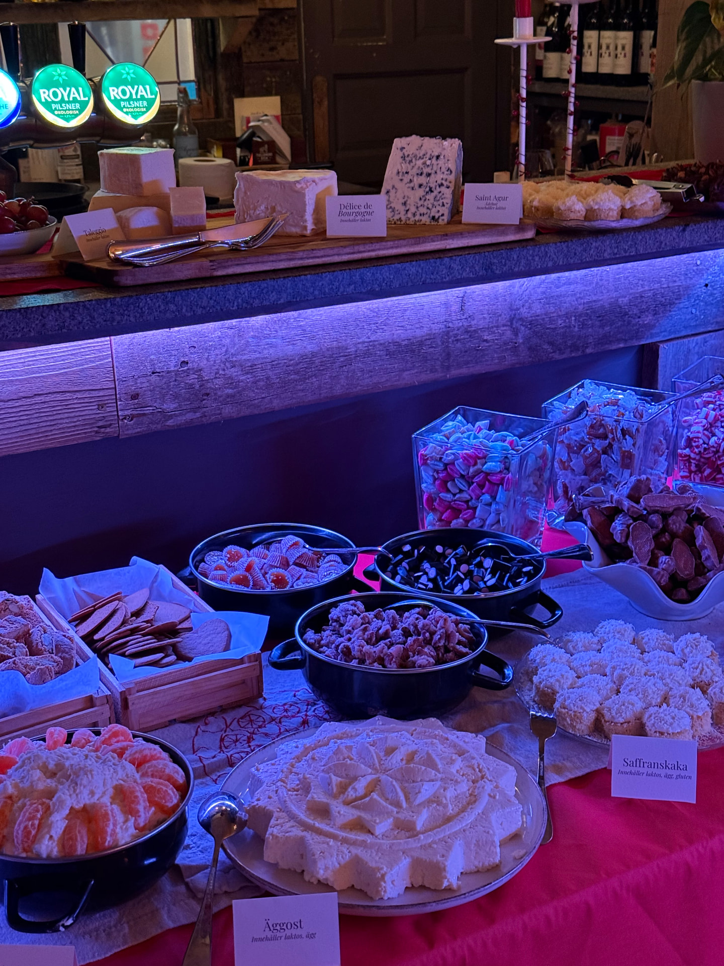 Dessertbord med äggost, saffranskaka, godis och ostar