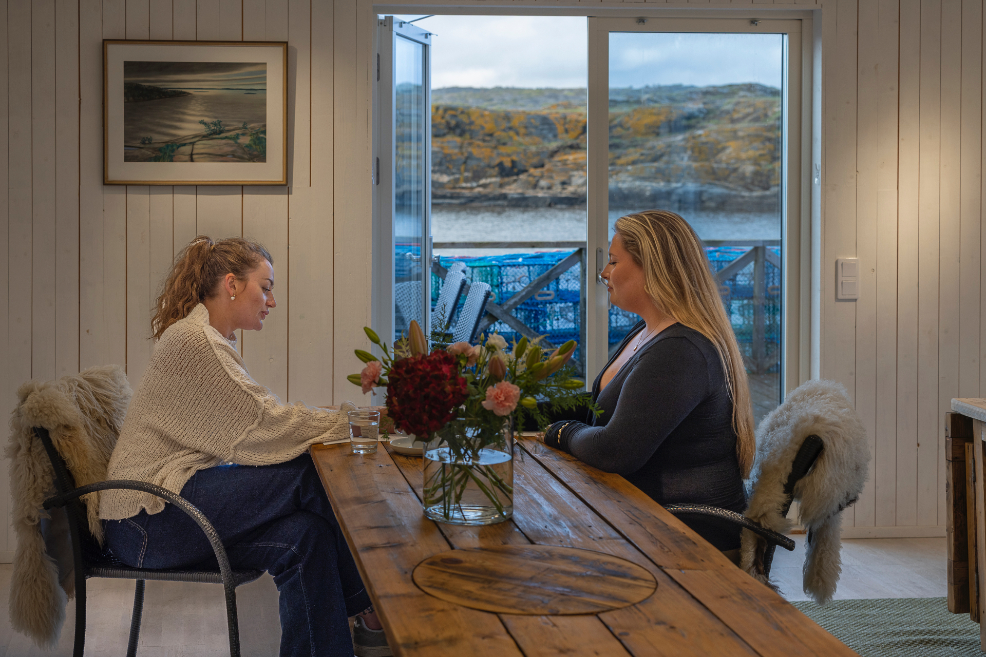 Möte vid bordet i sjöbod med havsutsikt