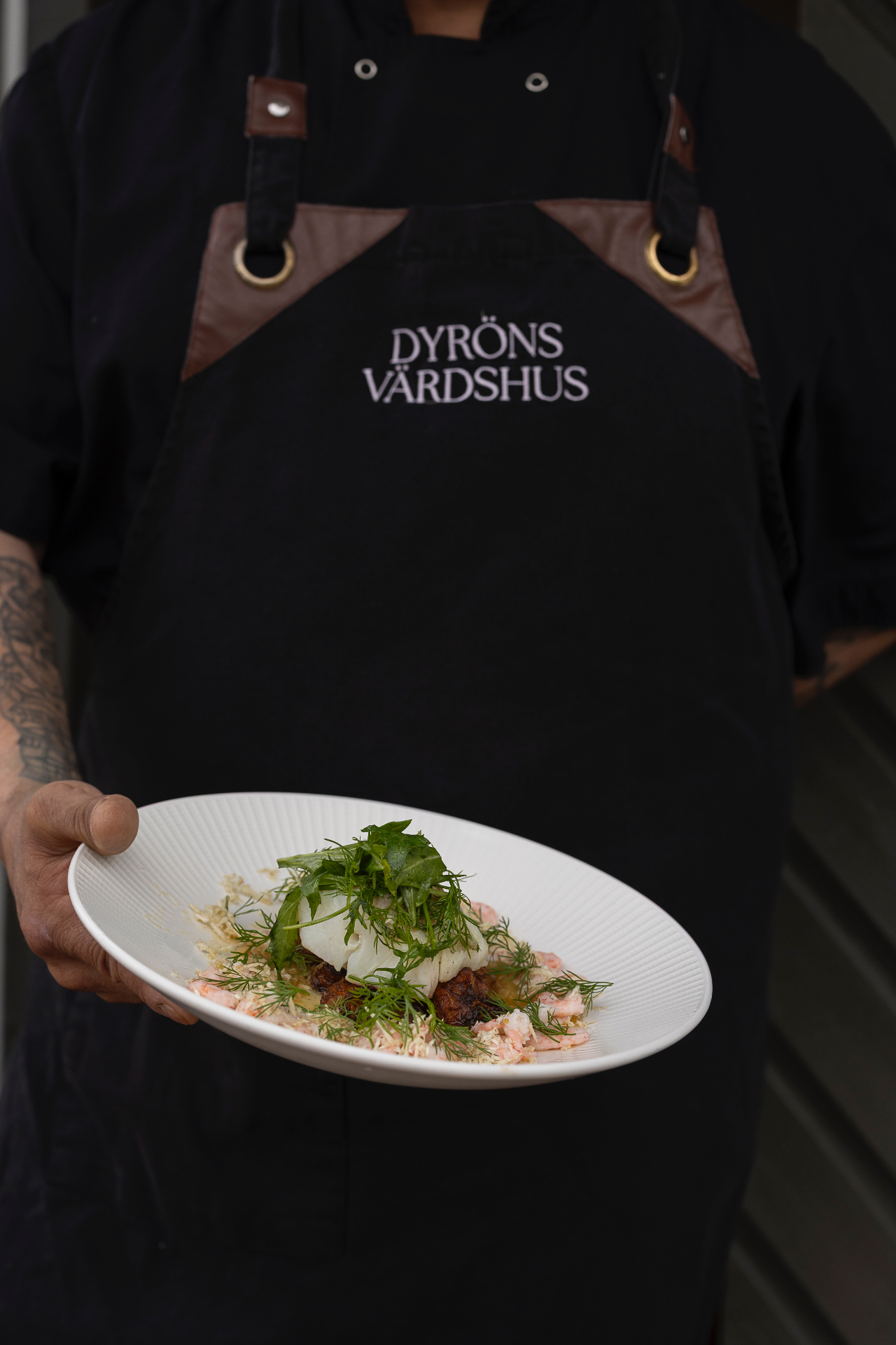 Kock serverar rätt från Dyröns Värdshus